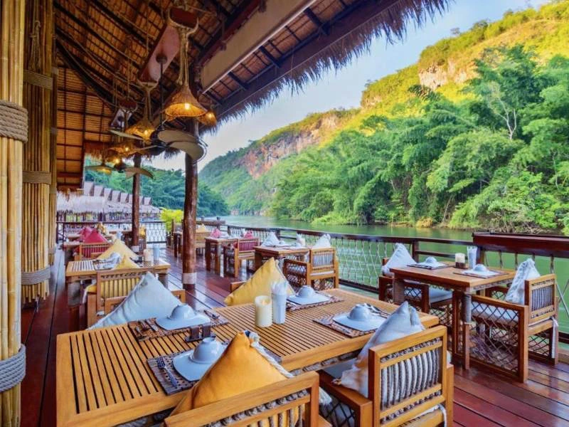 Restaurant der schwimmenden Hütten auf dem River Kwai Thailand