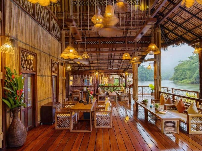 Terrasse der schwimmenden Hütten auf dem River Kwai Thailand