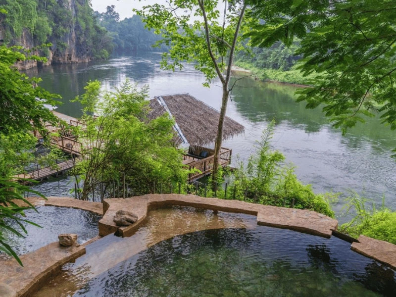 Pool in der Zeltunterkunft am River Kwai in Kanchanaburi Thailand