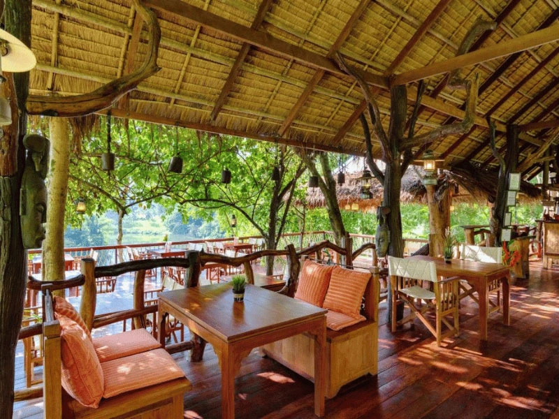 Restaurant in der Zeltunterkunft am River Kwai in Kanchanaburi Thailand