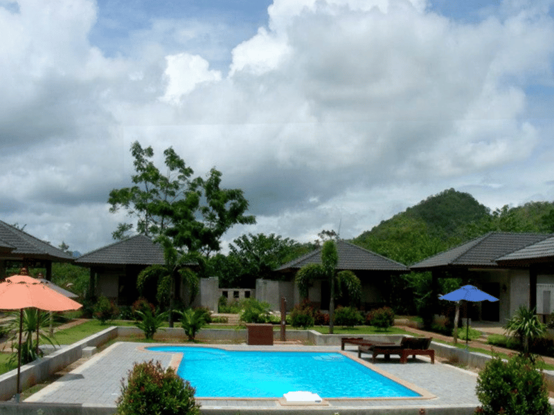 Hotelpool beim Khao Yao Nationalpark in Thailand