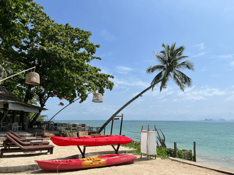 Strand am Hotel auf Koh Ngai Thailand