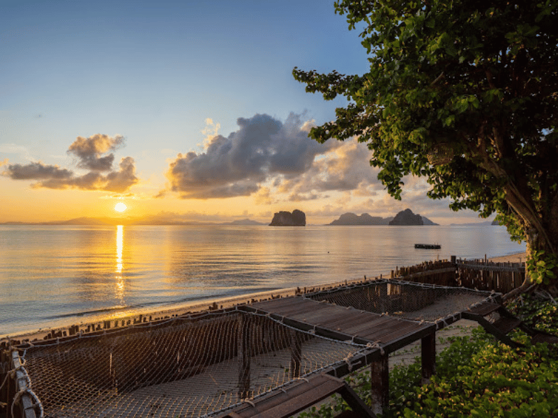 Strand am Hotel auf Koh Ngai Thailand
