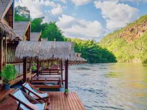 Komfortable schwimmende Hütte am River Kwai, Thailand