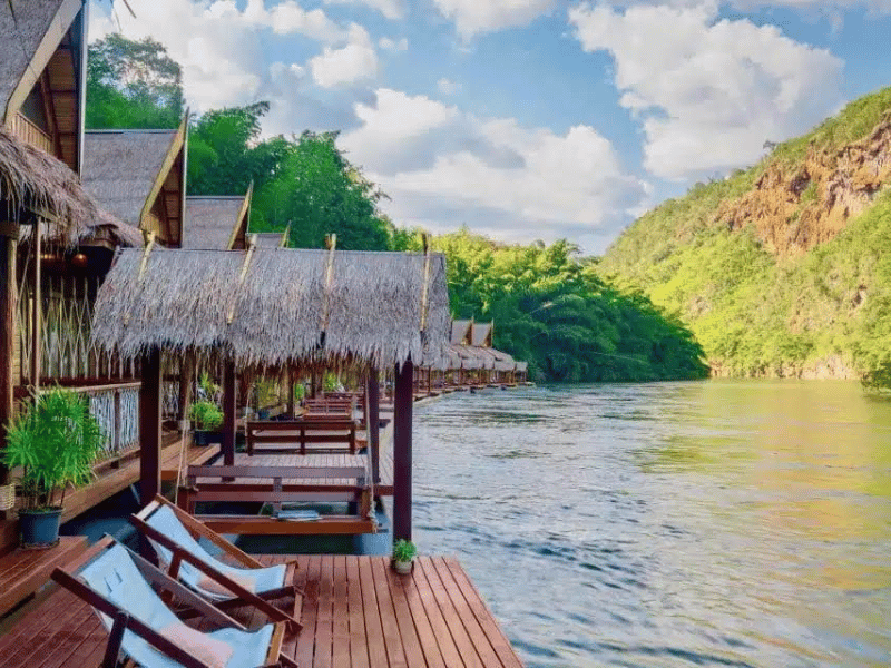 Komfortable schwimmende Hütte am River Kwai, Thailand