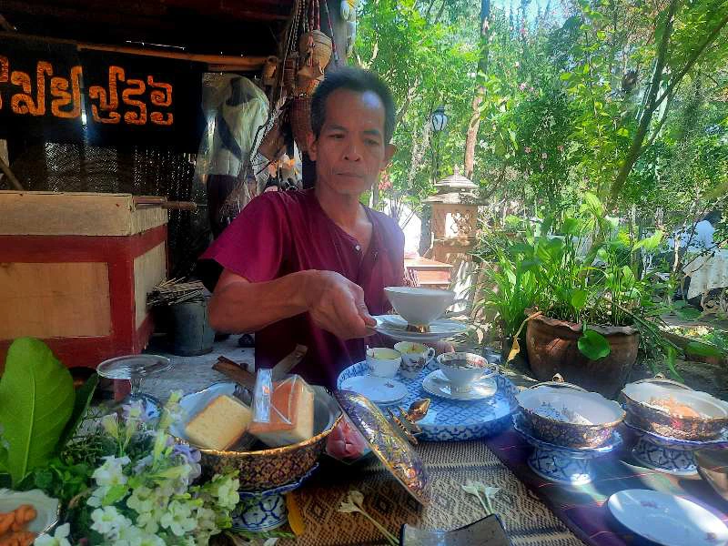 Einheimischer am Tisch beim Essen in Isaan in Thailand