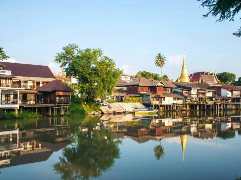 Häuserzeile in Chanthaburi am Fluss in Thailand