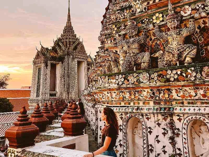 Tourist bei Sonnenuntergang am Wat Arun in Bangkok, Thailand