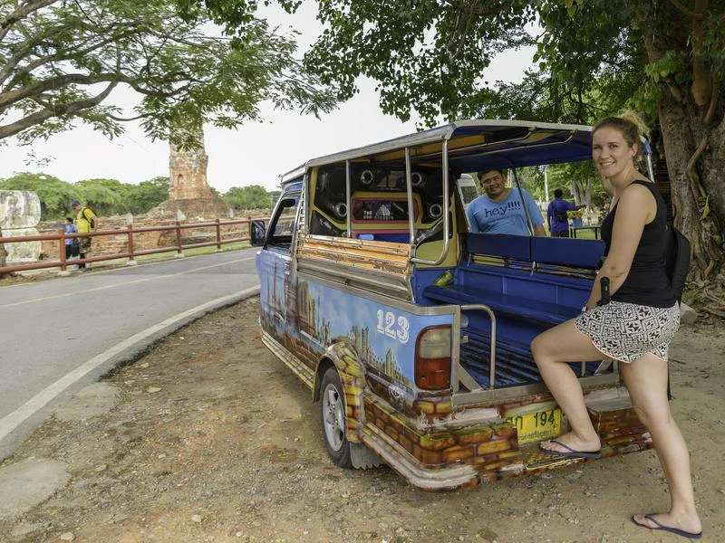 Frau vor einem Songthaew in Ayutthaya in Thailand