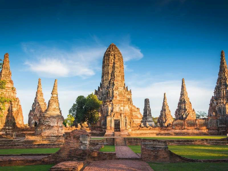 Tempel vor blauen Himmel in Ayutthaya in Thailand