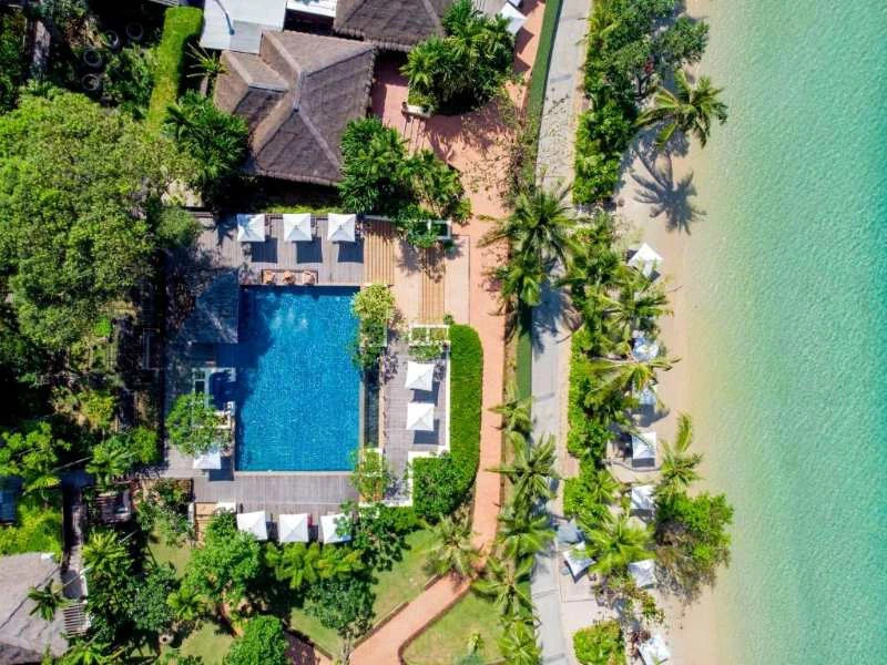 Blick auf den Pool und Strand vom Hotel auf Koh Samet, Thailand