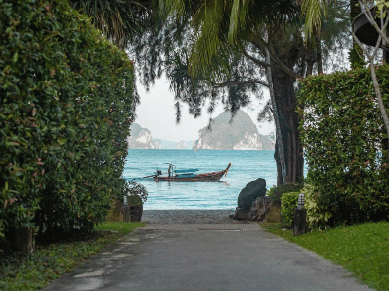 Weg zum Strand in Ao Nang, Thailand