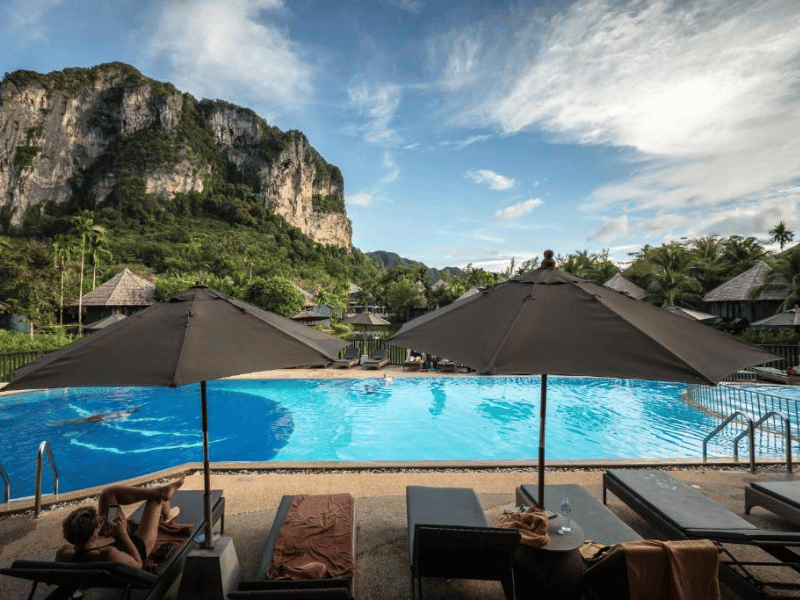 Pool im grünen Garten im Hotel in Ao Nang, Thailand