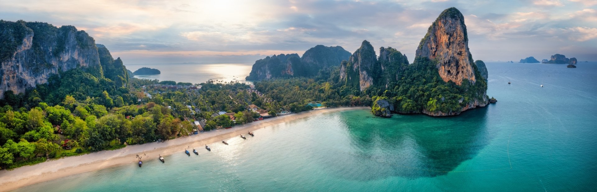 Blick auf einen Strand und Karstfelsen in Thailand