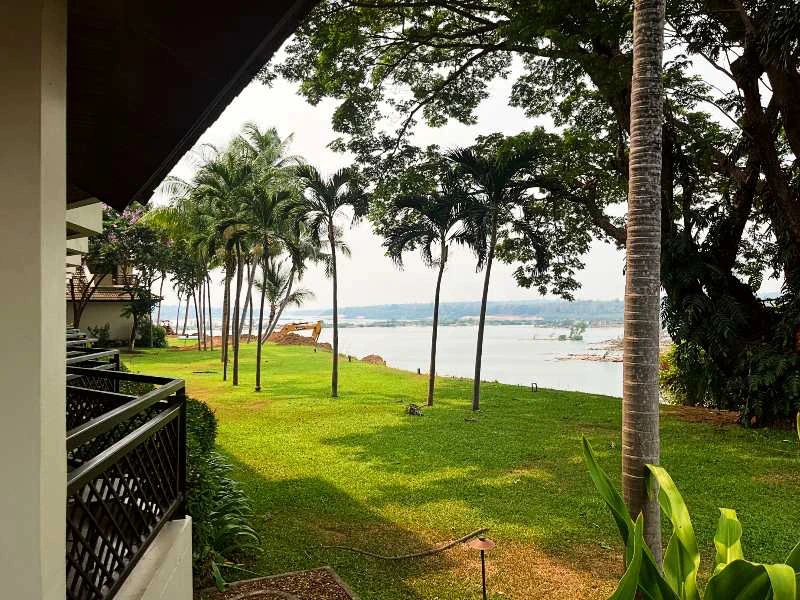 Hotelgarten am Meer in Khong Chiam in Thailand