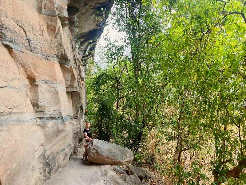 Reisende am Felshang in Khong Chiam in Thailand