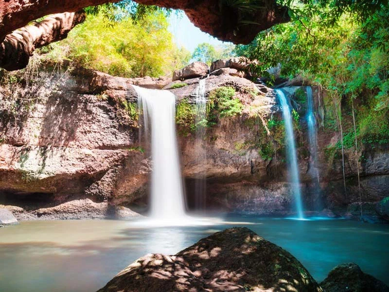 Wasserfall mit blauem Becken im Khao Yai Nationalpark in Thailand