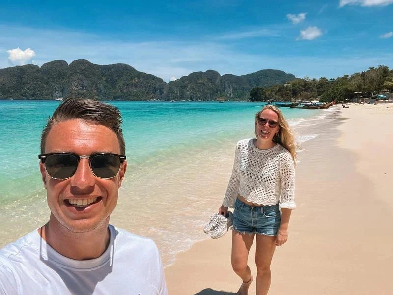 Paar an Strand und Meer in Thailand