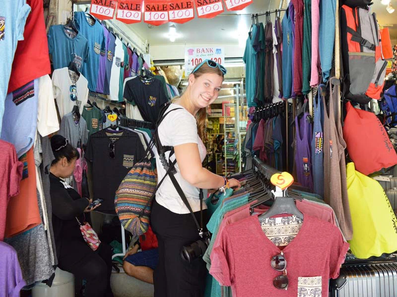 Shopping auf dem Chatuchak Markt in Bangkok
