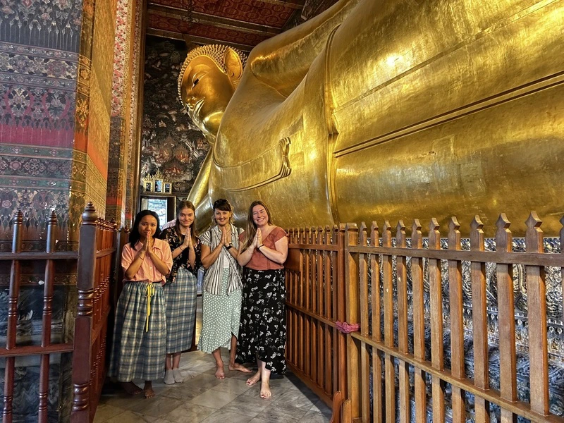 Reisende vor dem Wat Pho