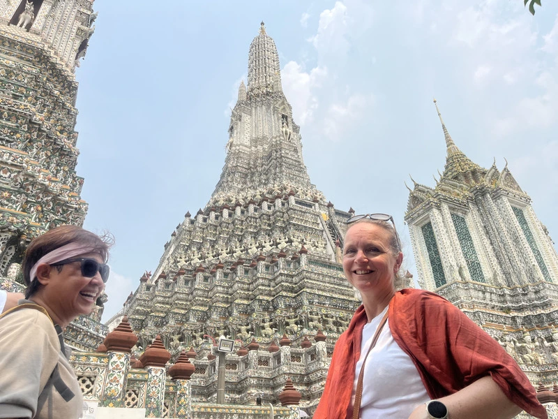Reisende vor dem Wat Arun