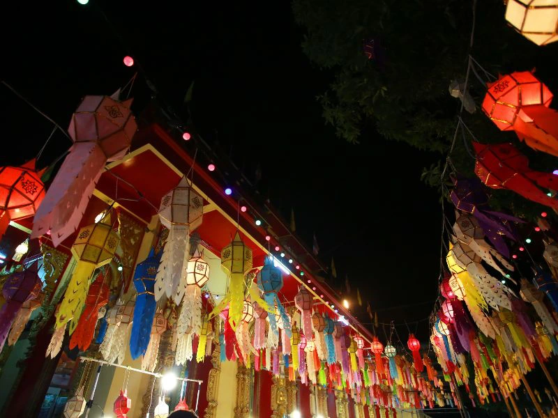 Bunte Lampen auf einem Markt in Chiang Mai