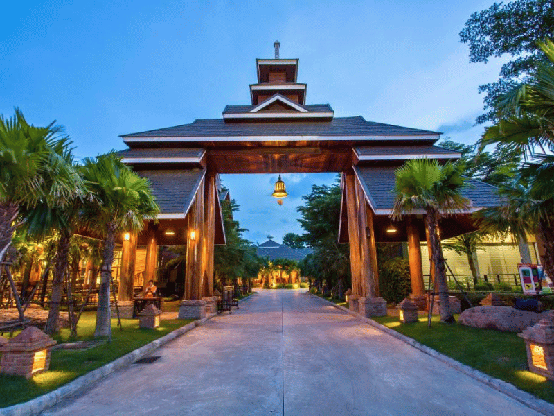 Einfahrt zum komfortablen Isaan Hotel, Thailand