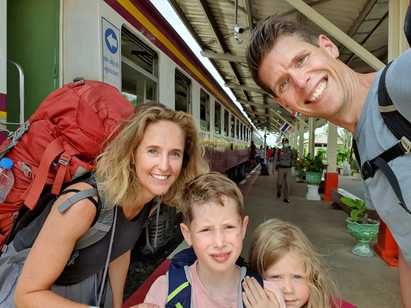 Familie am Bahnhof in Thailand