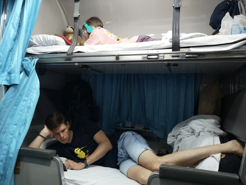 Familie im Etagenbett im thailändischen Nachtzug