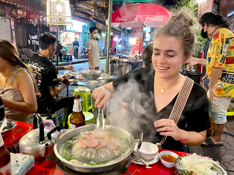 Frau probiert Streetfood