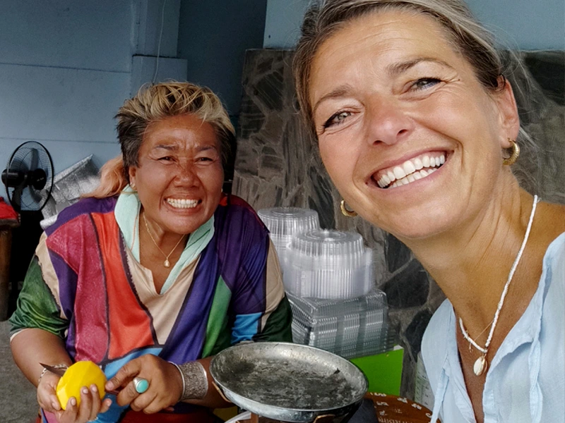 Reisende mit Thailänderin lachend