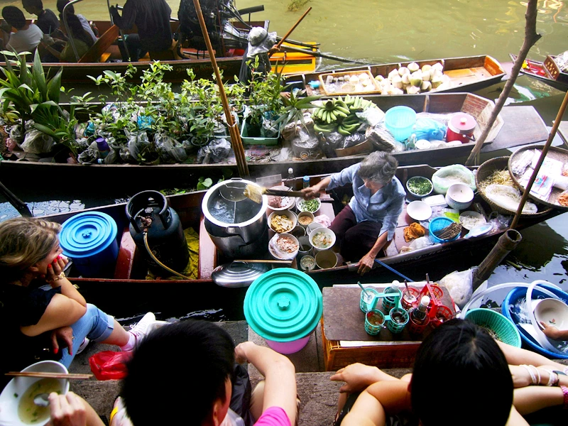 Schwimmender Markt mit Streefood