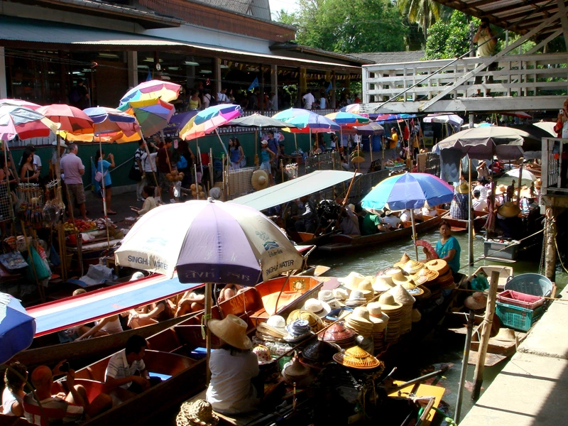 Schwimmender Markt in Bangkok mit Sonnenschirmen