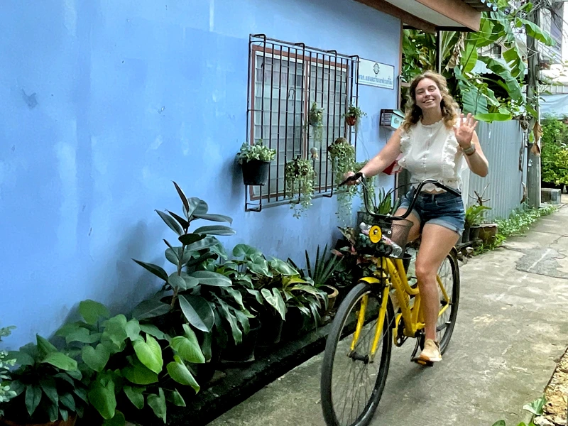 Frau auf Fahrrad in Bangkok