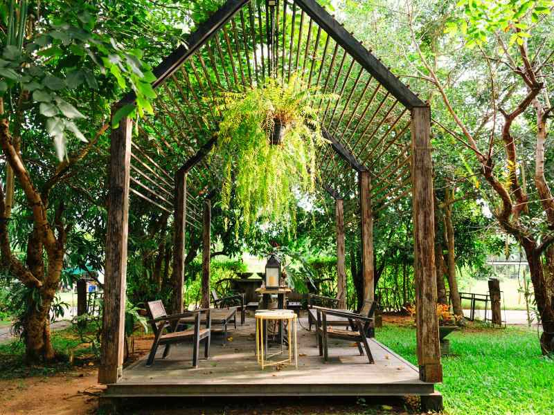 Kunstvoller Pavillon im Garten im Gästehaus im Isaan in Thailand