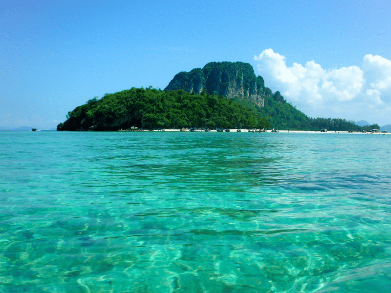 Grün bewachsene Inseln im blauen Meer in Thailand