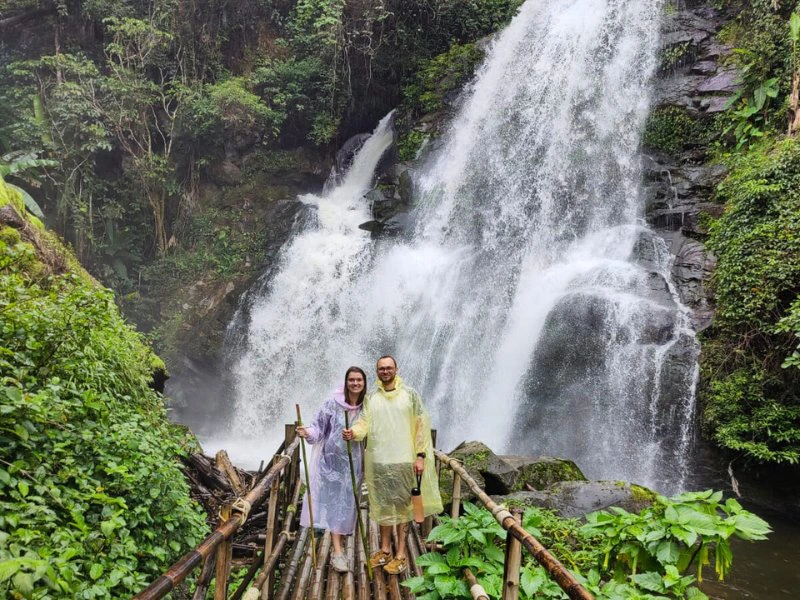 Reisende vor Wasserfall im Doi Inthanom Nationalpark, Thailand