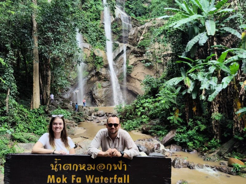Reisende vor dem Mok Fa Wasserfall in Thailand