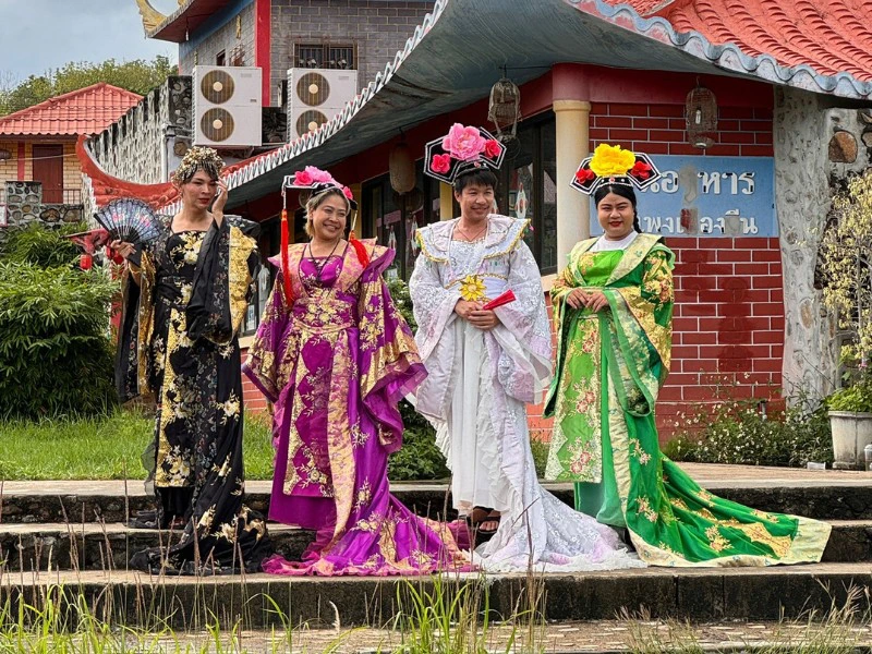 Einheimische in chinesischem Dorf in Thailand