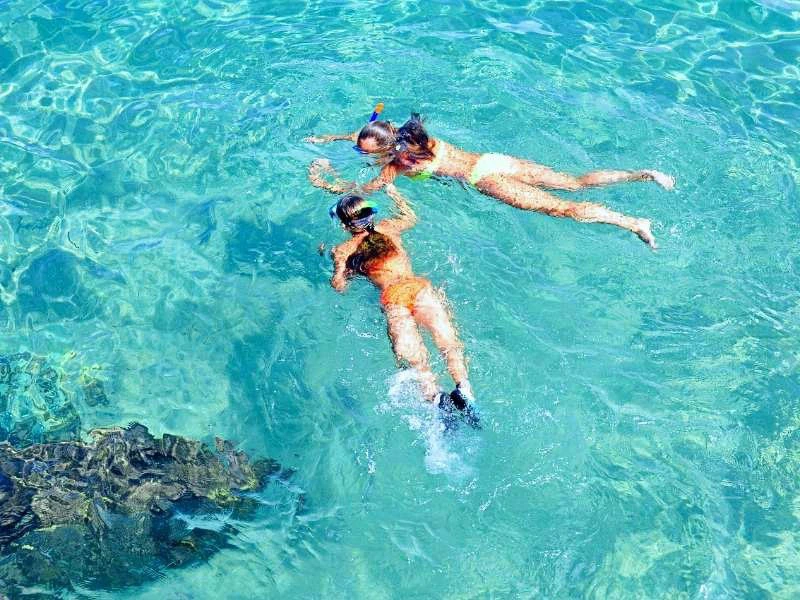 Zwei Touristen beim Schnorcheln in Thailand