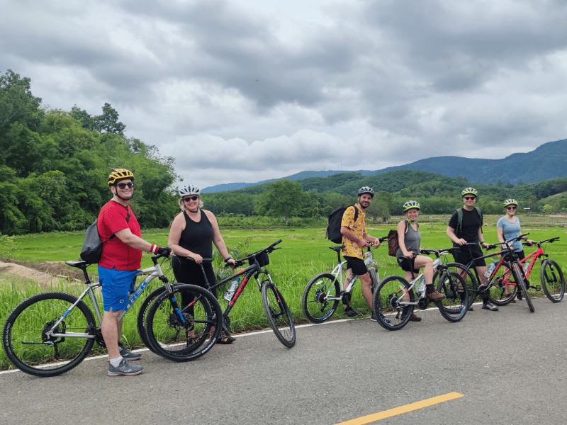 Touristen bei einer Fahrradtour im Norden von Thailand