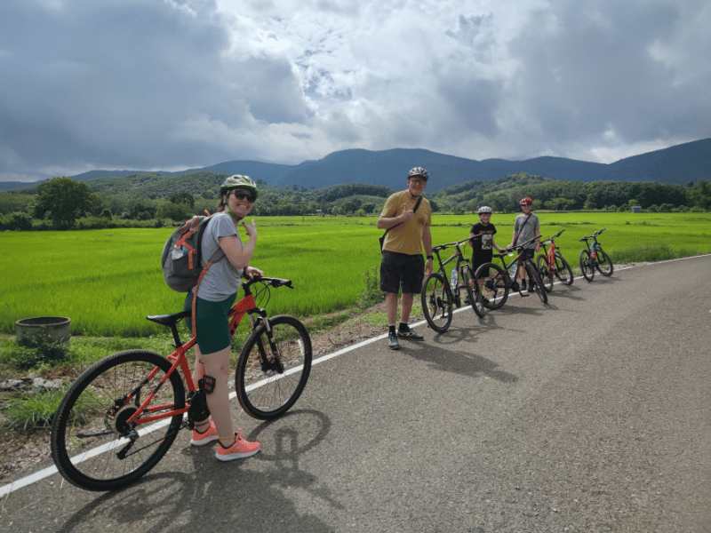 Touristen bei einer Fahrradtour im Norden von Thailand
