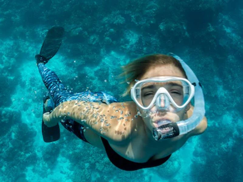 Tourist beim Schnorcheln im blauen Wasser in Thailand