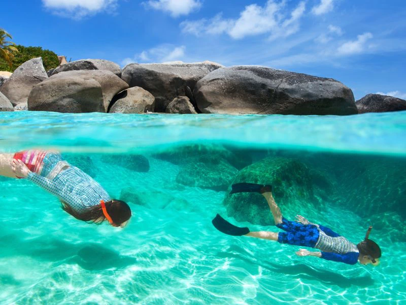 Touristen beim Schnorcheln im blauen Wasser in Thailand