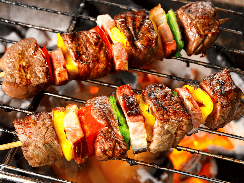 Grillspieße bei einem BBQ am Strand in Thailand