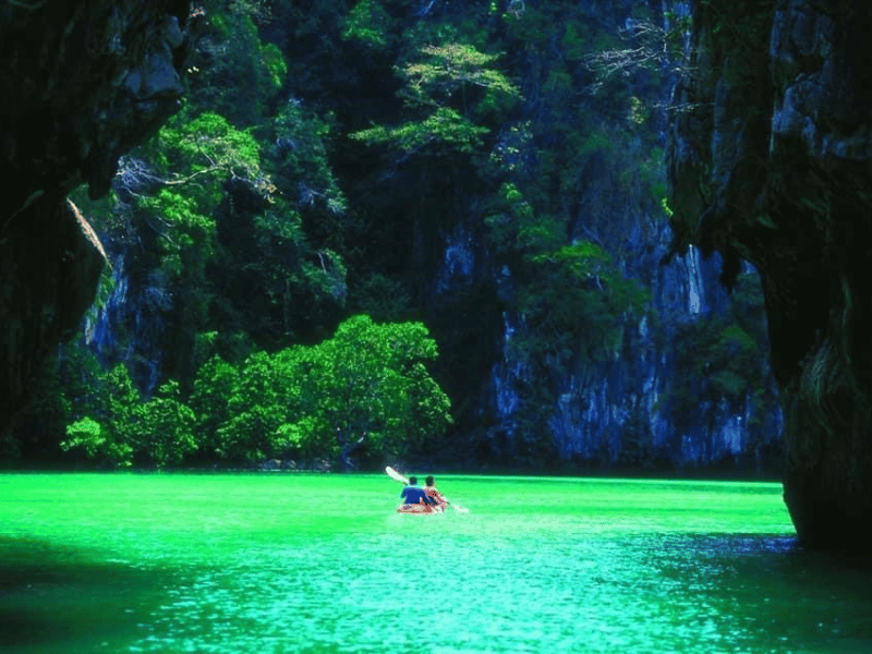 Touristen beim Kajaken zwischen Karstfelsen bei Krabi, Thailand