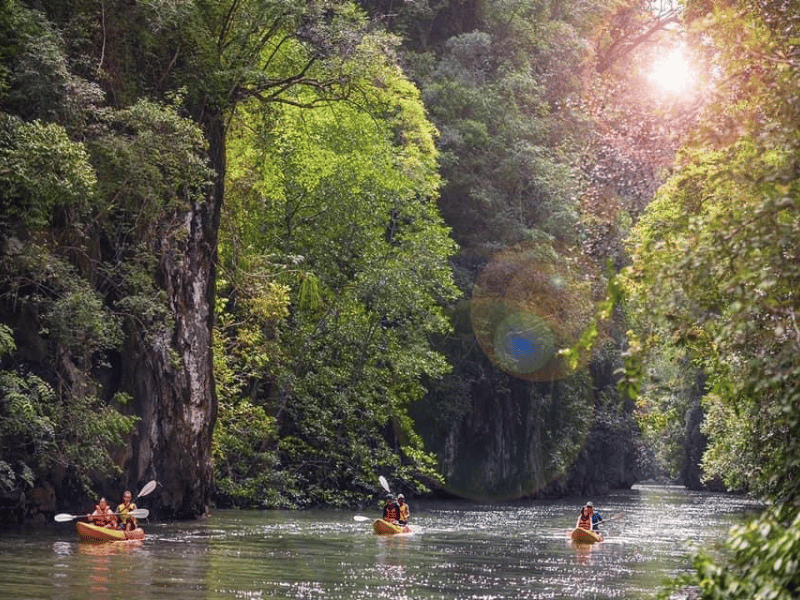Touristen beim Kajaken zwischen Karstfelsen bei Krabi, Thailand