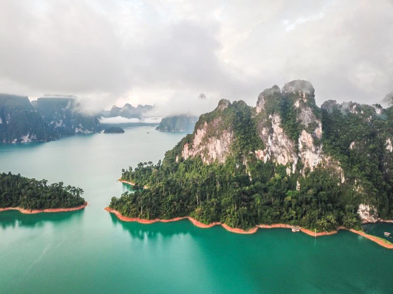 Karstfelsen im Khao Sok Nationalpark