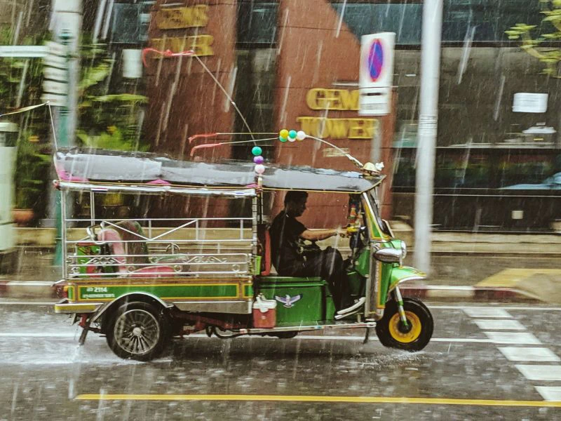 Tuk Tuk in Bangkok während eines Regenschauers