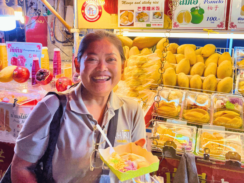 Leute vor Mangostand in Bangkok in Thailand